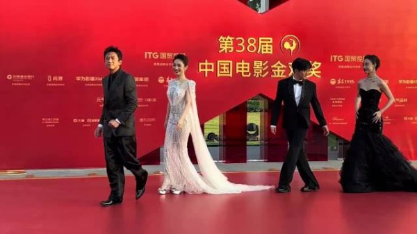 四位主持人亮相，超哥依旧调皮哈哈哈