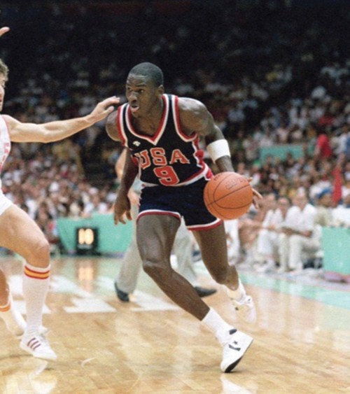 穿着匡威鞋的迈克尔乔丹