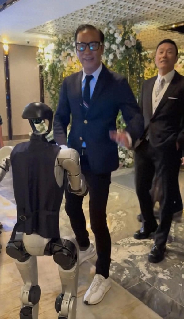 任达华苗侨伟与机器人互动,70岁任达华骨瘦如柴,腿好细让人心庝