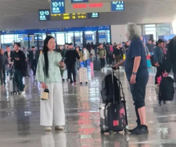 张纪中夫妇现身车站 杜星霖产后脸肿 夫妻间的小摩擦引发热议