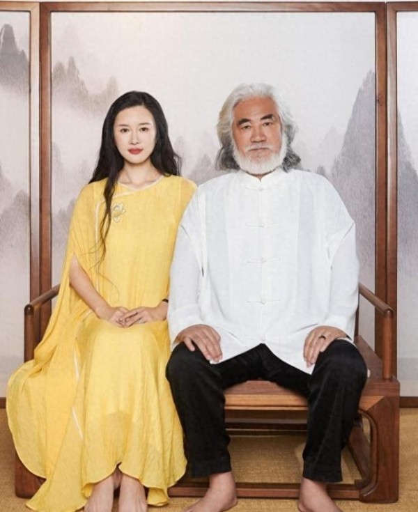 偶遇张纪中老婆现身寺庙,挺着大肚打扮温婉,生过三胎气质仍完美