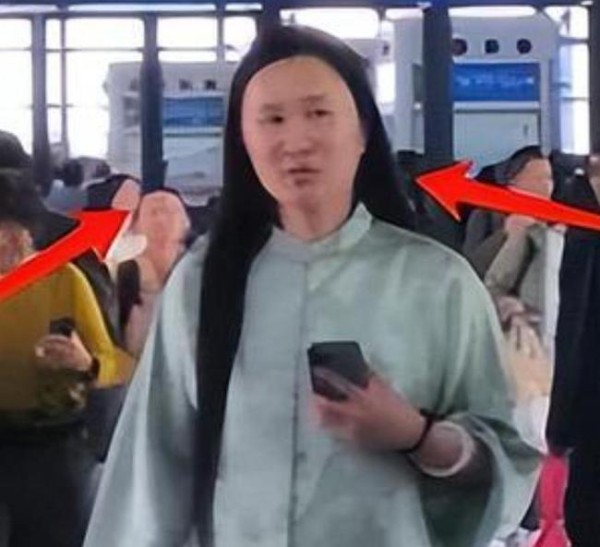 张纪中夫妇现身车站 杜星霖产后脸肿 夫妻间的小摩擦引发热议