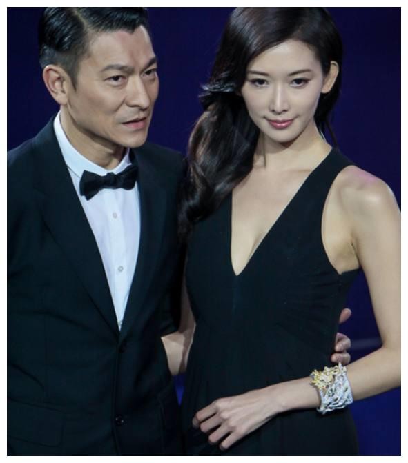 当明星遇到自己的暗恋对象反应，杨幂害羞，唯独他把嘴亲都麻了！