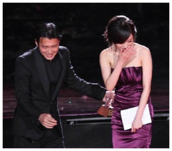 当明星遇到自己的暗恋对象反应，杨幂害羞，唯独他把嘴亲都麻了！