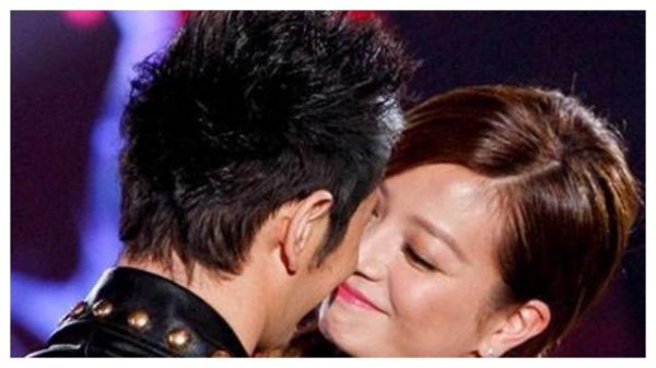 当明星遇到自己的暗恋对象反应，杨幂害羞，唯独他把嘴亲都麻了！