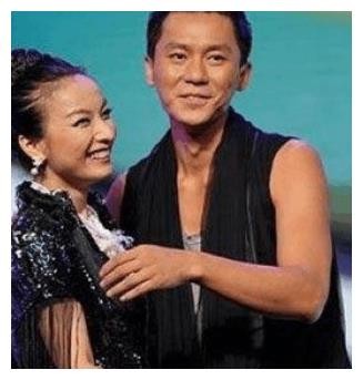 当明星遇到自己的暗恋对象反应，杨幂害羞，唯独他把嘴亲都麻了！