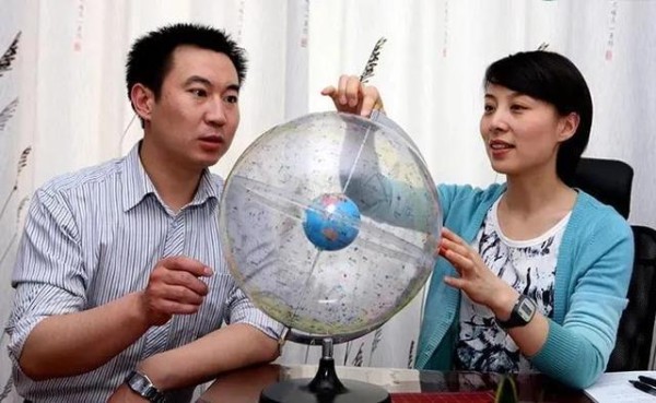 5对航天夫妻的合照!翟志刚抱着老婆开怀大笑,妻子满脸娇羞