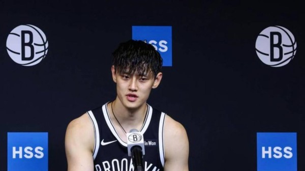 聊两句蔡崇信与篮网,这位蔡老板绝非等闲之辈,他对中国篮球的贡献看似光鲜,却隐藏着复杂的影响和深远的意义