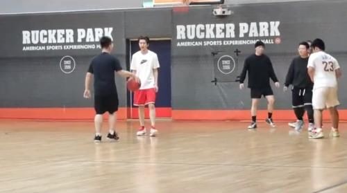 蔡徐坤约JonyJ打篮球,节目过后两人成为了真朋友