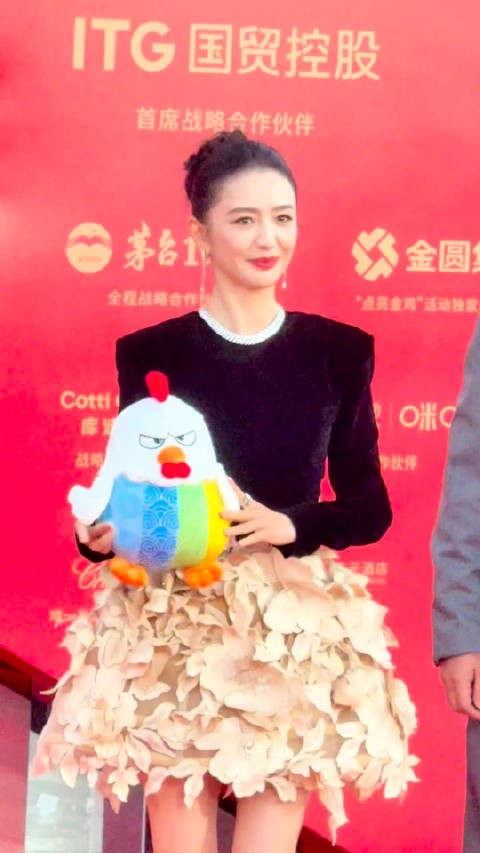 佟丽娅王景春亮相2025金鸡百花电影节闭幕红毯