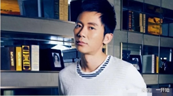 他是最会装老实的男星,表面看着憨厚正直,其实情史丰富人品不行