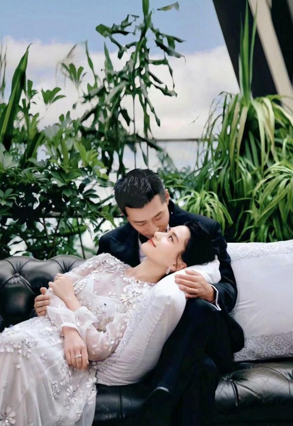 婚姻中窦骁更强势,打破何超莲对明星固有印象,因为几乎零绯闻