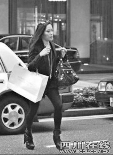 吴建豪撇下徐若瑄“闪恋” 与新欢现身香港