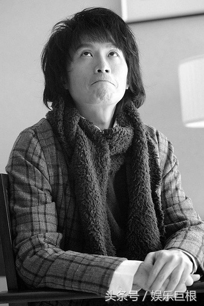 黄子华,从小家庭破裂,因案底无法考警,如今是“栋笃笑”始祖