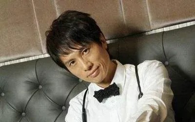 熊猫:黄子华是中国香港一位极具影响力的艺人,以下是关于他的介绍:
早年经历
黄子华1960年9月5日出生于中国香港,毕业于加拿大阿尔伯塔大学,主修哲学,副修社会学。
演艺生涯
- 栋笃笑领域:1990年8月30日,黄子华在香港文化中心开启了第一场栋笃笑《娱乐圈血肉史》,此后推出了众多栋笃笑作品,如《色情家庭》《末日财神》《唔黐线唔正常》等,2011年还登上了香港红馆舞台。