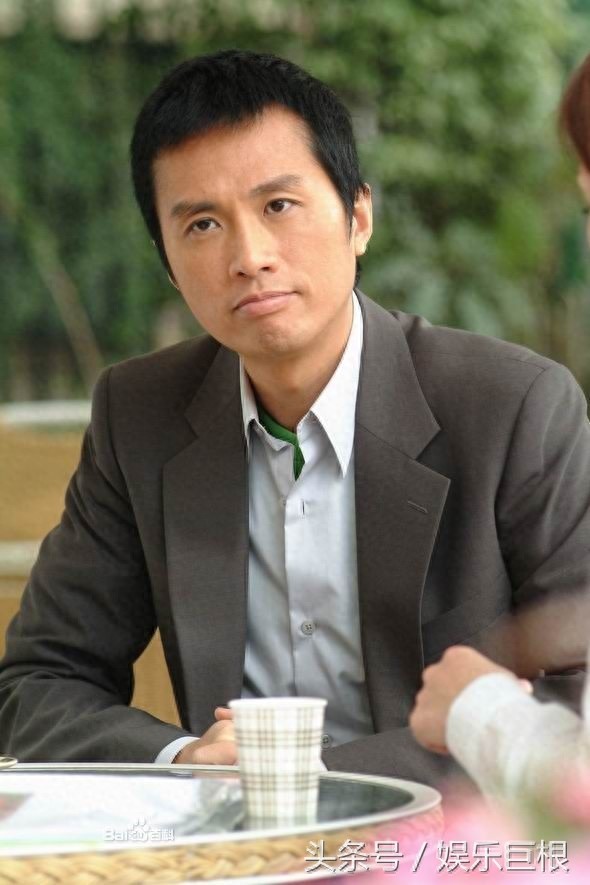 黄子华,从小家庭破裂,因案底无法考警,如今是“栋笃笑”始祖