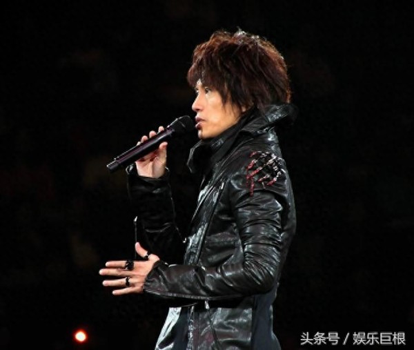 黄子华,从小家庭破裂,因案底无法考警,如今是“栋笃笑”始祖