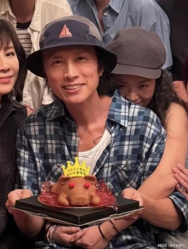 65岁黄子华回应恋情!与一女子亲密拥抱,女方身份被扒