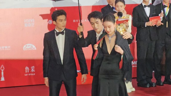 《东极岛》剧组亮相:朱一龙帮倪妮围上围巾,暖男实锤丨北影节开幕