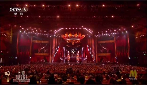 倪妮金鸡奖首主持惊艳全场，白色礼服专业播音腔获赞