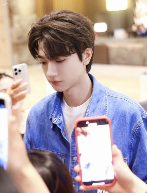 林一回应和刘亦菲合作,是发自内心的开心,嘴角AK都压不下去了