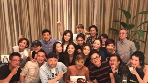 网友问这六人同框是不是官宣了,实际上双方家长早已见过面,私下关系比想象中还亲密