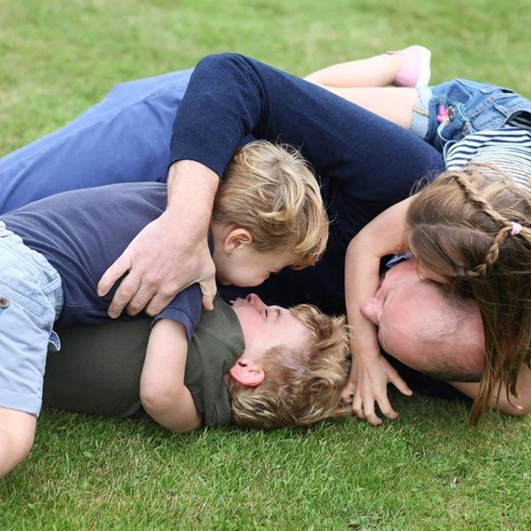 凯特王妃威廉王子生日与孩子们合影