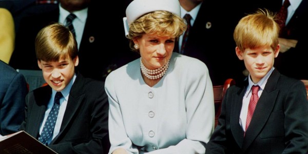 20年不敢谈戴安娜王妃,威廉王子承认:把最丑陋的婚外情全盘托出,母亲仍是他最想保护的人