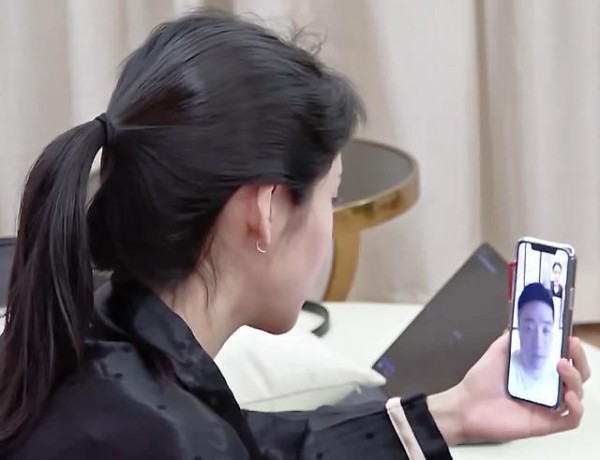 斯诺克巨星丁俊晖真是好人缘!跟歌声甜美的张碧晨还是好朋友!