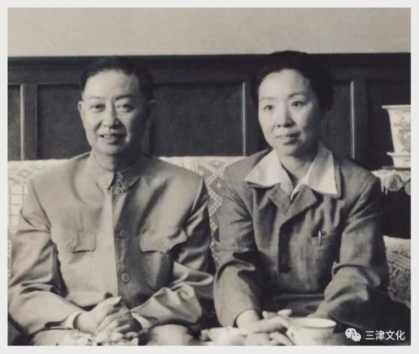 李豫说文史:#非遗里的戏曲#京剧大师梅兰芳关心豫剧,也关心豫剧人才的成长。他和“豫剧五大名旦”陈素真、常香玉、马金凤、阎立品、崔兰田有着极深的交往,有的还是师徒关系。
陈素真(1918年4月30日—1994年3月29日)被誉为“河南梅兰芳”。1937年冬,邹少和在《豫剧考略》中称赞:“陈素真者,为坤伶之翘楚。珠喉玉貌,举止娴雅,能造新音,尤工表演,一时以豫剧中之梅兰芳视之。”年轻的陈素真通过听唱片...