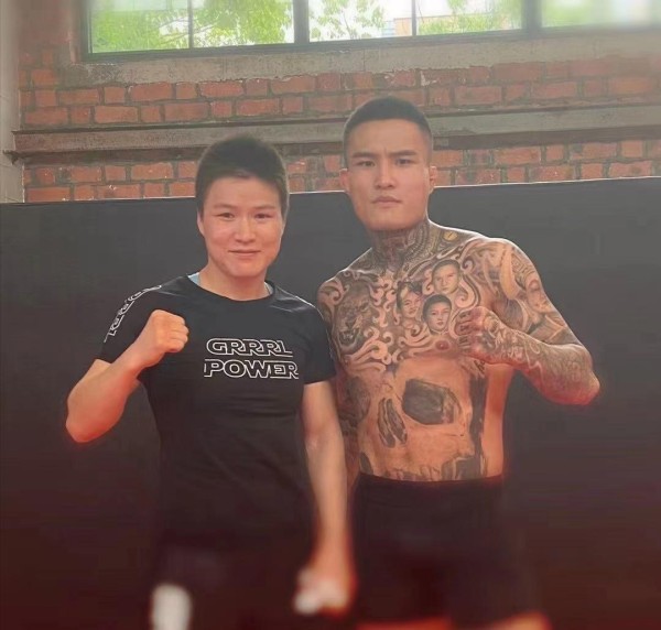 张伟丽苍老了!格斗一姐惨败后面容憔悴,与十年前颜值差距巨大