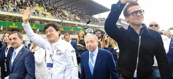 71岁成龙出现在法国,粉丝疯狂欢呼,杰森斯坦森竟是他粉丝