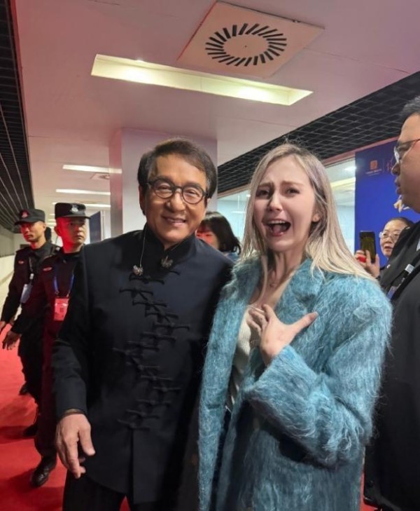 卡捷琳娜与成龙大哥合影,卡姐是俄罗斯歌手,目前居住美丽的成都