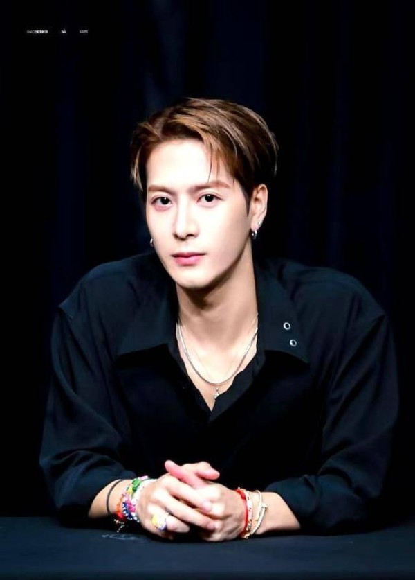 王嘉尔泰国遇粉丝过度接触,艺人安全引关注