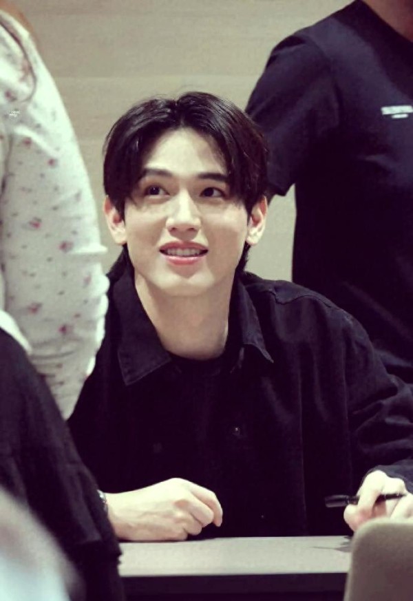 郑明心粉丝互动争议与偶像亲密关系的再定义