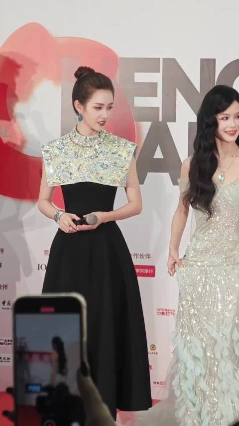 余茵身高引热议,红毯造型显违和