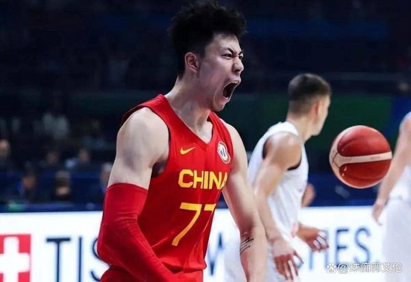 过去的夏天被质疑,于嘉和白岩松与中国篮球和姚明的密切关系