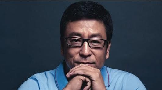 白岩松20岁儿子近照,和女友甜蜜蜜,私下却悄悄关注了女老师!