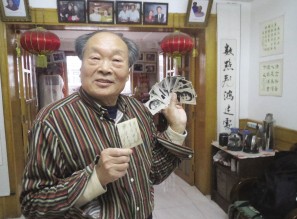 73岁老人追星狂:与130位明星零距离接触