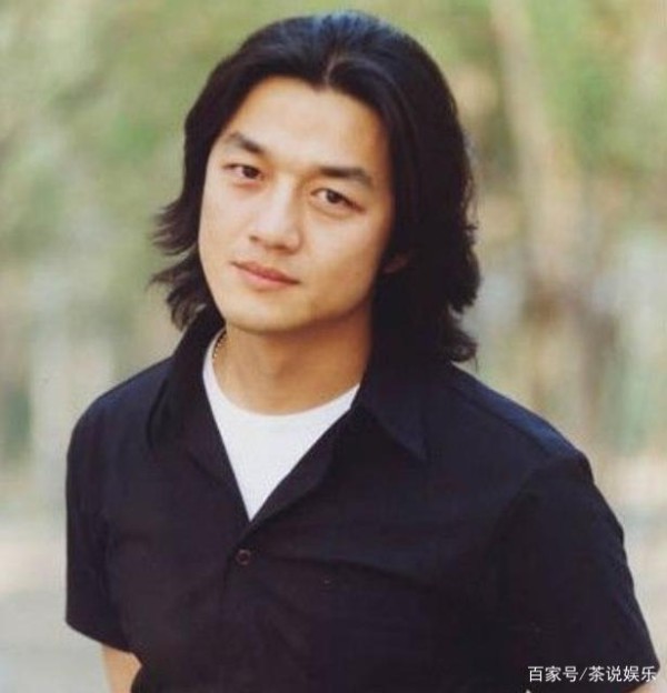 49岁李亚鹏公开示爱,90后彝族女友气质不输王菲,揭秘其真实身份