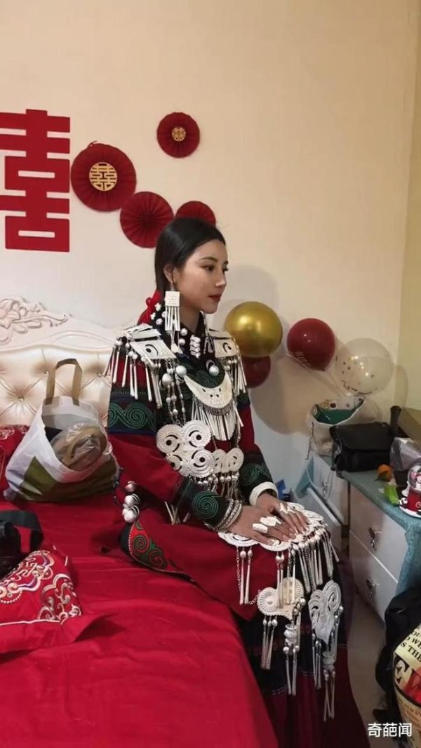 彝族姑娘穿传统服饰结婚,颜值与气质明艳动人!网友:新郎好福气