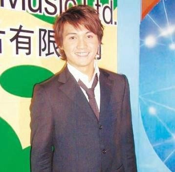 外貌似谢霆锋,未满1岁搭档许冠杰成名,娶模特老婆后退圈卖水果