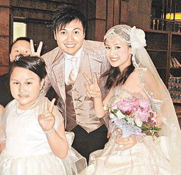 外貌似谢霆锋,未满1岁搭档许冠杰成名,娶模特老婆后退圈卖水果