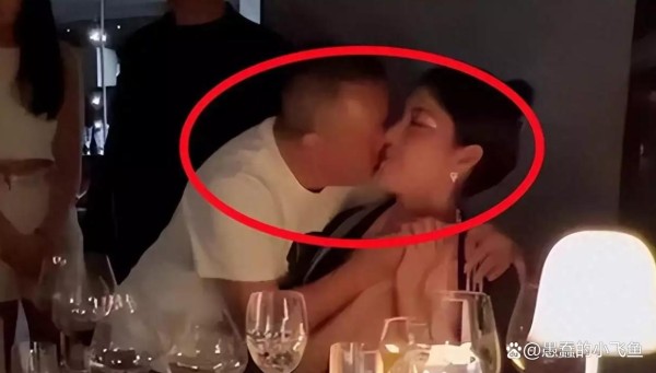 曾志伟与乔妹合影姿势惹争议,两人距离过于亲密引发讨论