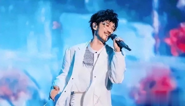 周传雄深圳演唱会和女儿同台,同一首歌同一琵琶演奏母女传承,好有爱