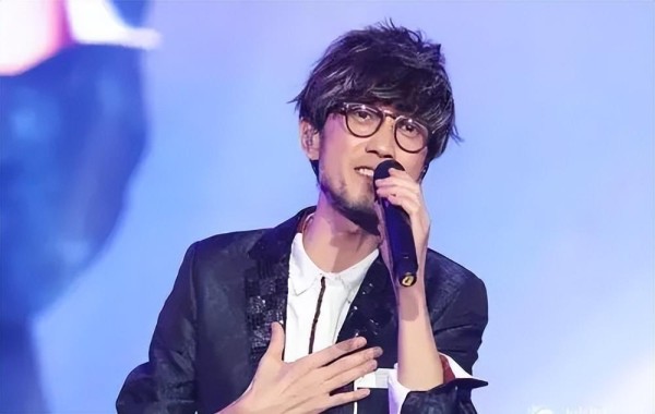 他被称为情歌教父,曾与病魔抗争了8年,暴瘦20斤,现在怎么样了