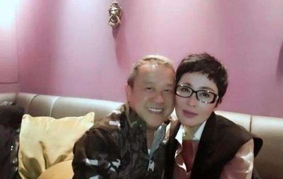 曾志伟亲密接触过的4位女星,图一胜似姐弟,图四罗晋都不敢看!