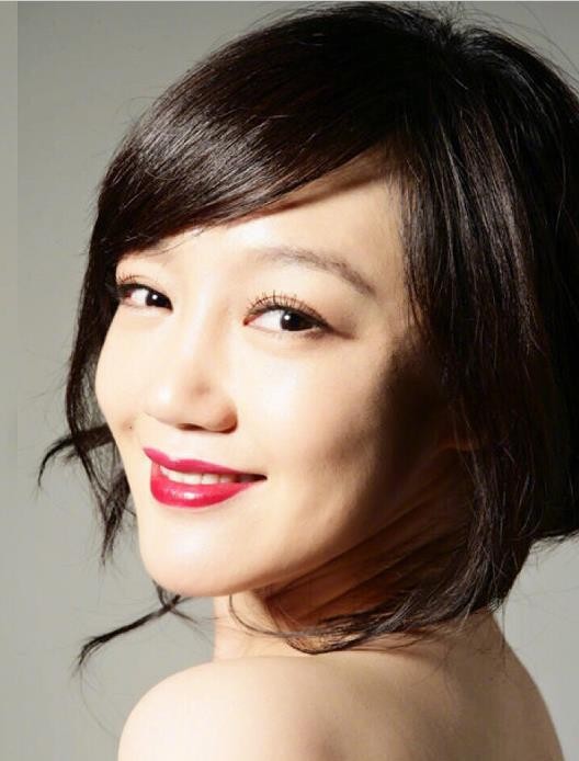 薛佳凝为什么驼背她皈依佛门了吗?薛佳凝和邓家佳太像的对比照