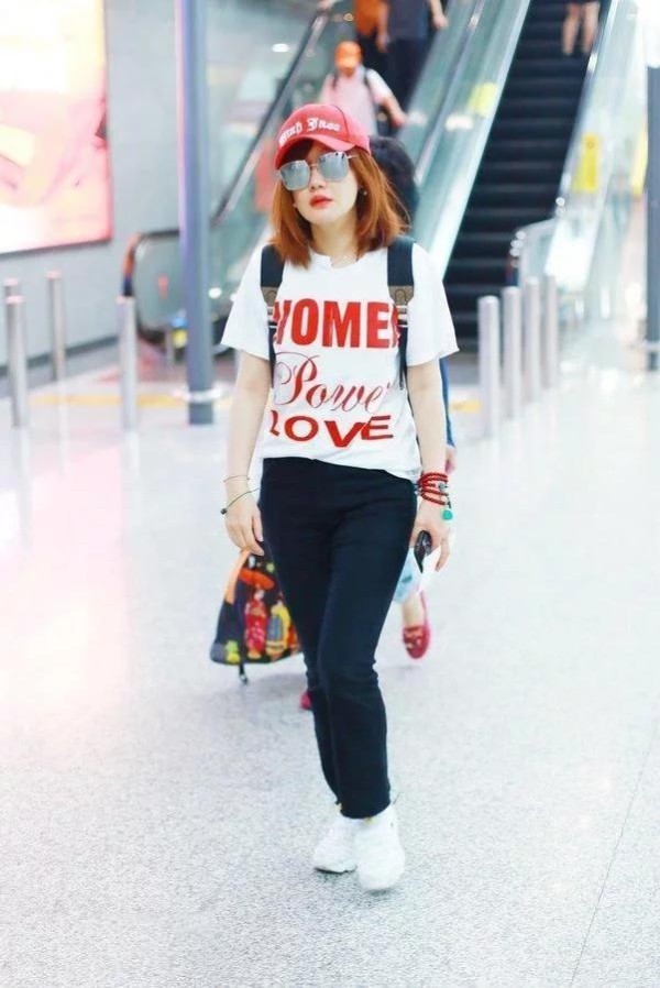 薛佳凝为什么驼背她皈依佛门了吗?薛佳凝和邓家佳太像的对比照