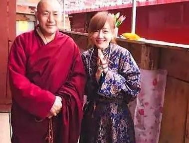 薛佳凝为什么驼背她皈依佛门了吗?薛佳凝和邓家佳太像的对比照